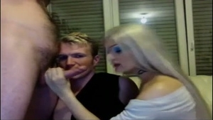 rubia transexual recibe clavada por un hombre mayor