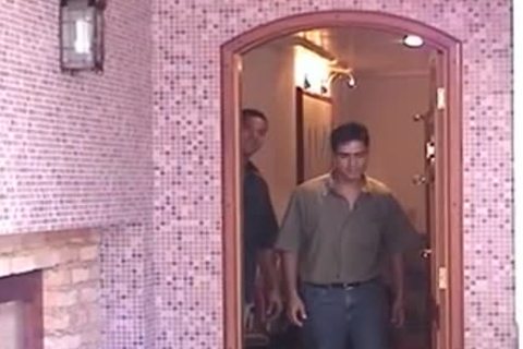 rubia sucia recibe una cogida de arriba a abajo por parte de un chico en el sofá