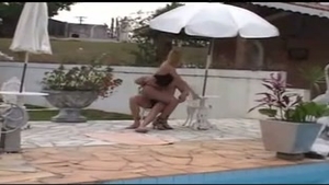 rubia transsexual es follada junto a la piscina