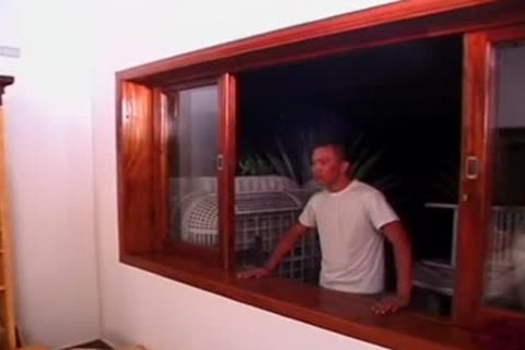 rubia travesti malvada destrozando a un chico