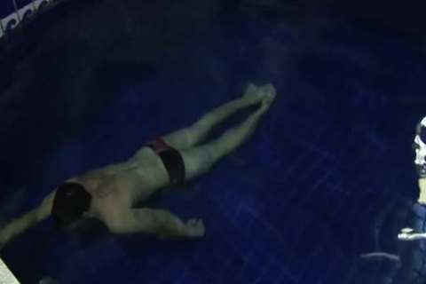 transexual desagradable folla a un tipo en el baño