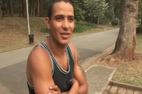 el chico no puede creer que golpeó a una dama twink