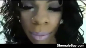Ladyboy oscuro con un gran de 10 libras