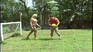 TS jugando fútbol