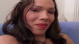 Ladyboy de grandes y jugosas tetas le gusta el semen