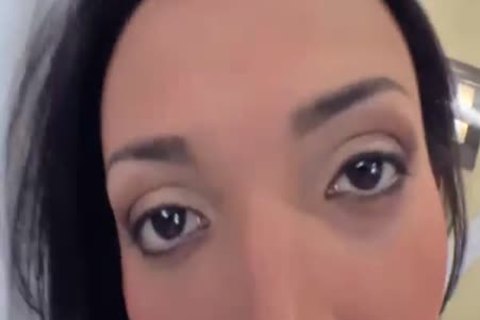 morena chica Latina Lady Man recibe golpes sin protección