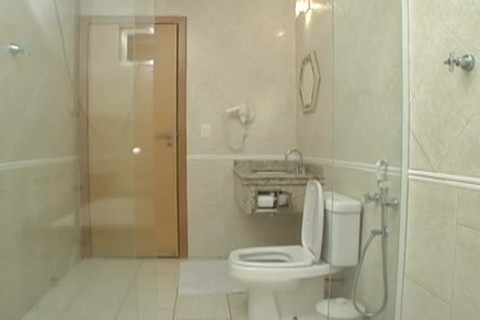 Belleza de martillo t-ángel en el baño público