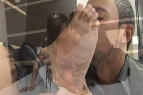 Ladyboy de cabello castaño tiene un novio con fetiche por los pies