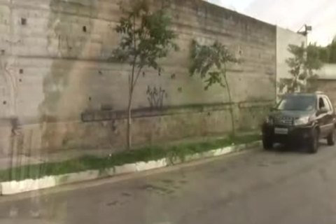 TS con tetas se sienta sobre la polla