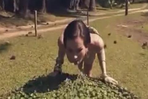 chica latina beauty golpea a un chico en el exterior