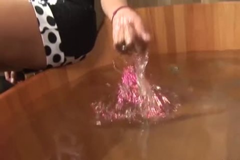 bebé transsexual mojado necesita tu atención