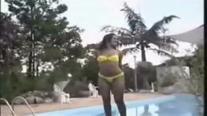 Hardcore mutuo junto a la piscina con un travesti malvado