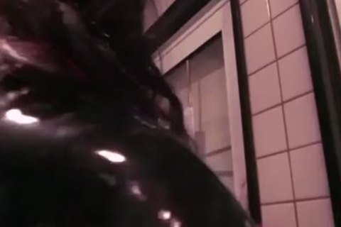 Oscuro chupa a Ladyboy de 25 cm y se la meten por el culo