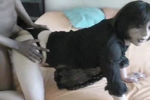 chico negro golpeando el culo moreno de una chica rubia