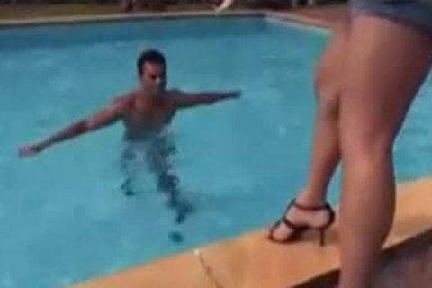 Ladyboy lujurioso clavando a un tipo junto la piscina