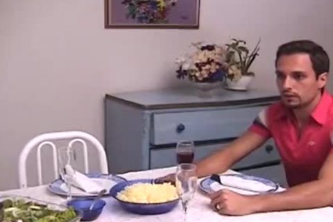 Chico solitario llama a un travesti excitado